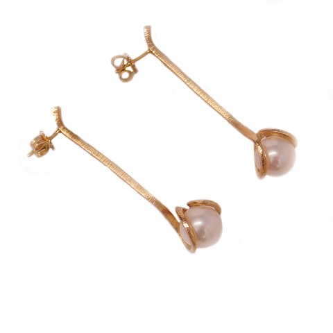 Pair of 14kt gold Per Borup Una Changeling 
earrings. L: 5cm