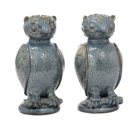 Et par Skotterup ugler i blådekoreret lertøj. God 
stand. Skotterup, Sjælland, ca. år 1880. H: 24,5cm