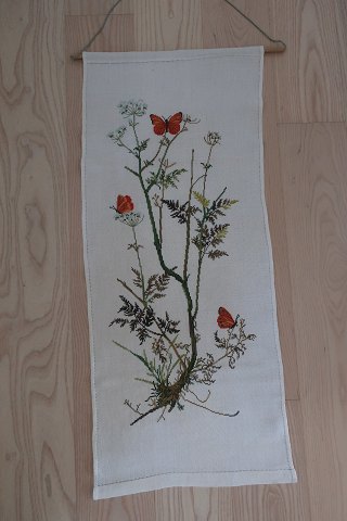 Eine alte Hängevorvorrichtung für die Wand
Handgestickt
Smuk og let vægophæng med smukt motiv fra naturen
Håndbroderret med korssting
L: 81cm
In sehr gutem Stande