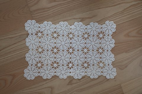 Old place mat with a motiv of a bird
Beautiful place mat with crocket work, made by hand
41cm x 26cm
In a very good condition
WE have: 2 items