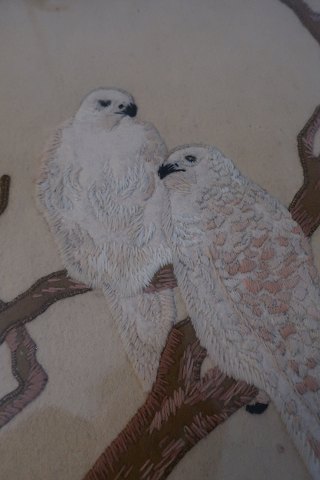 A beautiful Art of Birdsillustration - Embroidery made by hand 
In an old frame made of wood
H: about 57cm
B: about 49cm
In a good condition