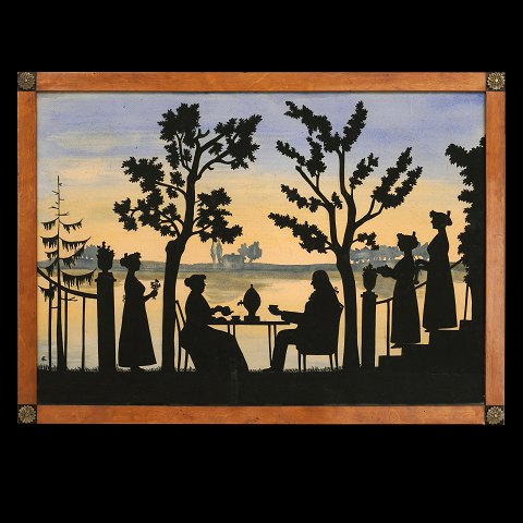 Grosse Silhouette zeigend eine Familie in einem 
Garten. Hintergrund als Aquarell ausgeführt. Im 
Stil von Franz Liborius Schmitz um 1800. 
Lichtmasse: 49x70cm. Mit Rahmen: 55x76cm