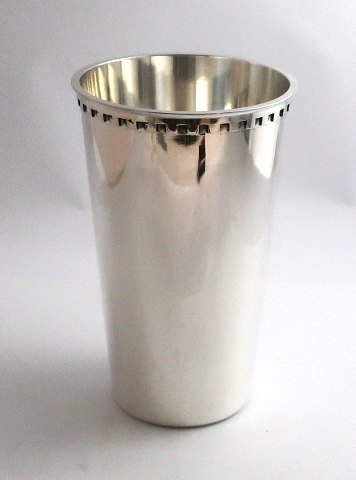 Georg Jensen. Sterling sølvvase (925). Bernadotte. Højde 18,7 cm.