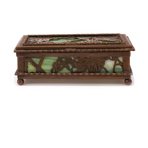 Tiffany Studios New York small stamp box. H: 
3,5cm. L: 10cm. D: 5,5cm