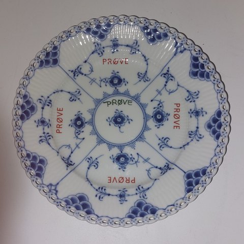 PRØVE (TEST SAMPLE) plate in full lace mussel painted decoration from Royal 
Copenhagen