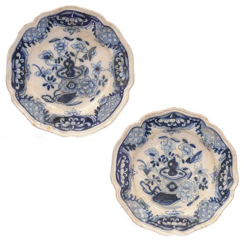 Pair of rare and signed St. Kongensgade, 
Copenhagen, faience plates. Denmark circa 1750. D: 
24cm