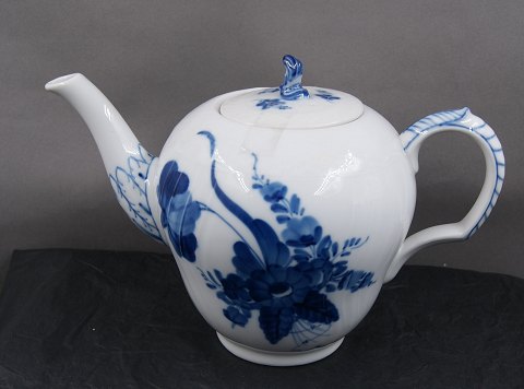 Blue Flower Curved Danish porcelain. Covered tea pots No 143