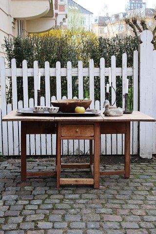 Swedish 19th century sofa / folding table in wood 
with a super fine patina...