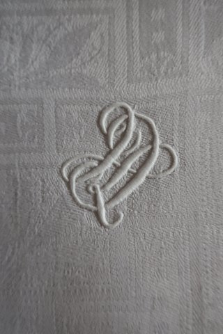 Antique napkinsFlaxHandmadeWith a beautiful weaving with signature and structure60cm x 60cmWe have: 6 stk. identicalIn a very good conditionThe antique, Danish linen and fustian is our speciality