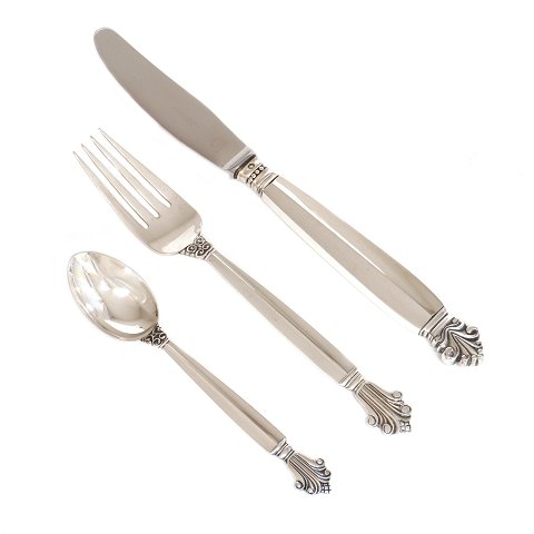 Georg Jensen Dronning bestik. Johan Rohde år 1917 
for Georg Jensen sterling sølv frokostbestik til 
12 personer med tagtøj. 40 dele i alt