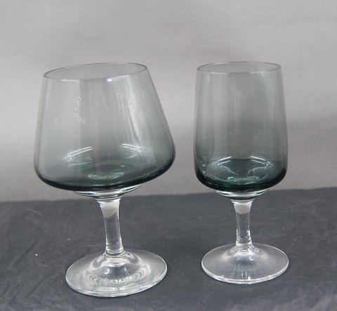 Atlantic rauchfarbige Gläser von Holmegaard, Dänemark. Brandy Gläser 11,5cm und hohe Portwein Gläser 11cm