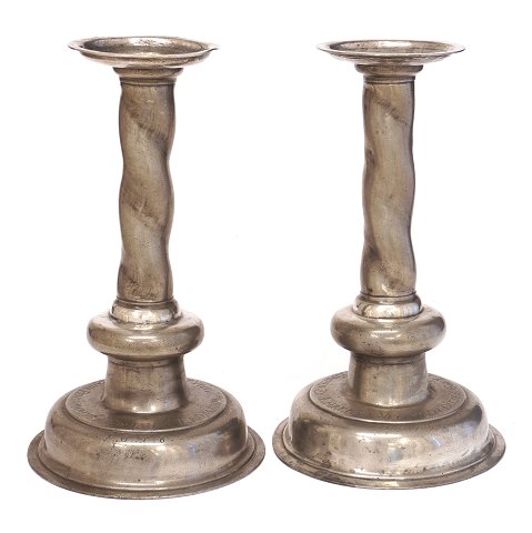 Pair of late 17th century pewter candelsticks 
dated 1678. "Johann Erdmann Maria Helenea Nevmann 
Pensionarivs". H: 33cm. D base: 19cm