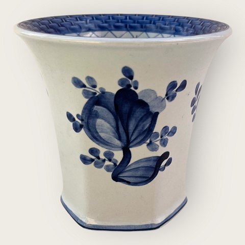 Royal Copenhagen
Tranquebar
Vase
#11/ 1239
*275Kr