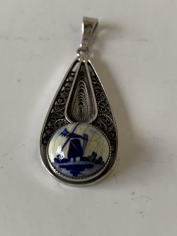 Pendant in silver
Delft
Long 3.5 cm