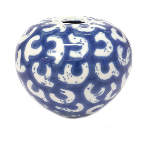 Per Weiss vase. Per Weiss, 1959-2023, vase i 
stentøj med blå glasur og geometrisk mønster. H: 
17cm. D: 21cm