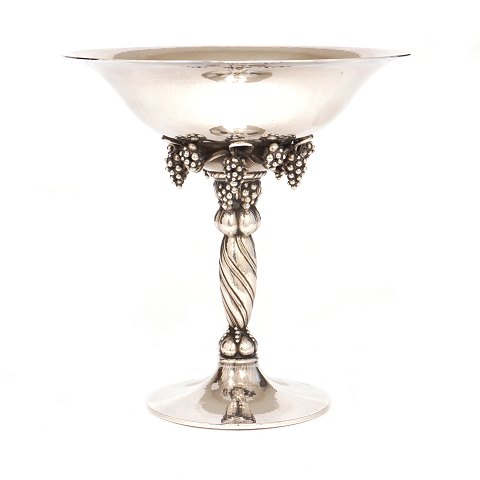 Early Georg Jensen sterlingsilver grape tazza 263 
period after 1945. H: 18,8cm. W: 626gr