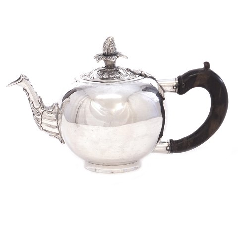 Baroque Northgerman silver coffee pot by
Jürgen Gottfried Ohmstedt, Altona, circa 1750.
H: 13cm. W: 427gr