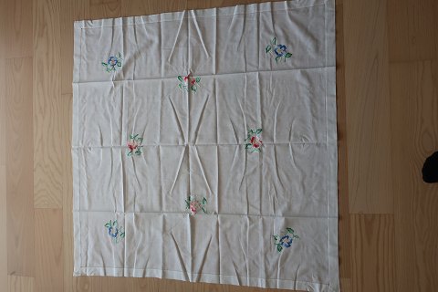 Old table clothWith embroidery in colours - made by handAbout 100cm x 99cmIn a good condition