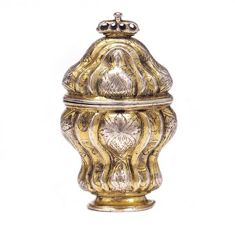 Riechdose aus vergoldetem Silber von J. K. 
Sommerfeldt, Aalborg, 1726-72. H: 6,5cm. G. 40,7gr