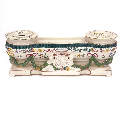 18th century Danish faience writing set 
manufactured by Kastrup, Copenhagen. H: 14,3cm. L: 
35cm