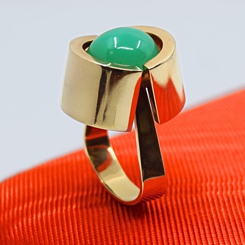 Ole Lynggaard; Ring of 14k gold with chrysoprase Ole Lynggaard; Ring of 14k gold with chrysoprase