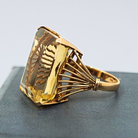 A cocktail ring of 18k gold set with a topaz A cocktail ring of 18k gold set with a topaz