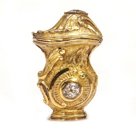 Gilt Rococo silver vinaigrette by Gerhard Hass, 
Copenhagen, 1745-90. H: 6,2cm. W: 40,5gr