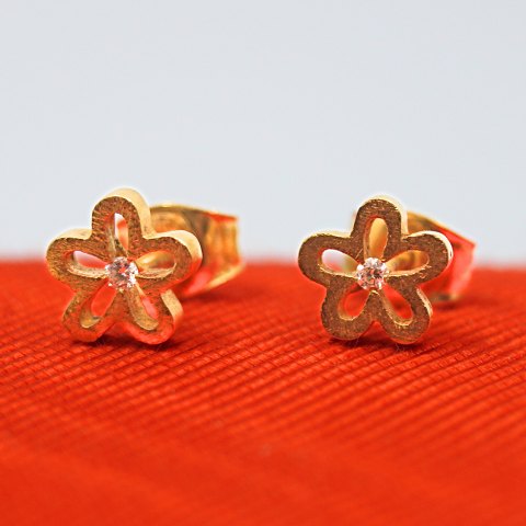 Ole Lynggaard; Flower ear rings in 18k gold with diamonds Ole Lynggaard; Flower ear rings in 18k gold with diamonds