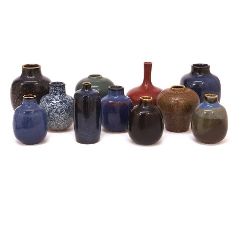 Collection of 11 miniature stoneware vases by Nils 
Thorsson for Royal Copenhagen. H: 6,5-9cm