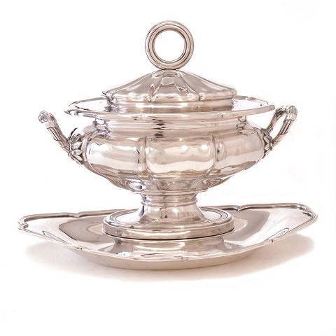 Sehr schwere russische Kaviarterrine aus teilweise 
vergoldetem Silber. Gewicht: 1.760gr. Hergestellt 
in Moskau um 1850 von Sazikov. H: 20cm. L: 27cm