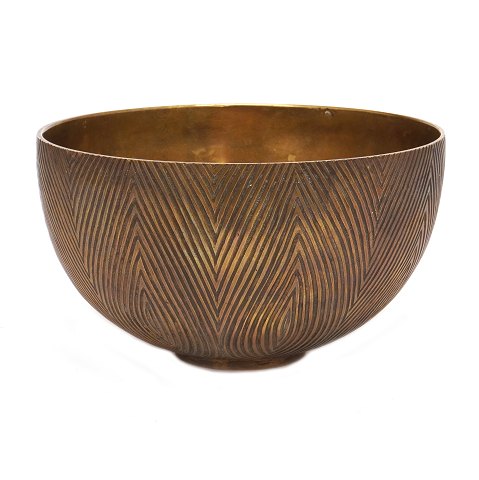 Axel Salto circular bronze bowl. Marked "Salto" 
and "66". H: 10cm. D: 17,8cm