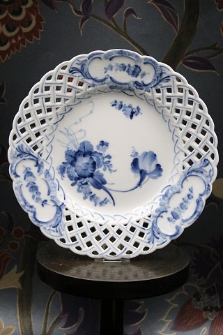 Royal Copenhagen, Blue Flower curved plate / dish with pierced edge. 
10/1636...