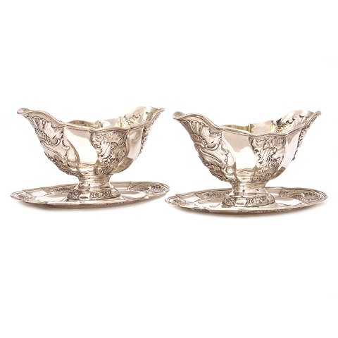 Pair silver sauce boats by A. Michelsen, 
Copenhagen, dated 1898 & 1901. H: 13cm. L: 22cm. 
W: 1.244gr