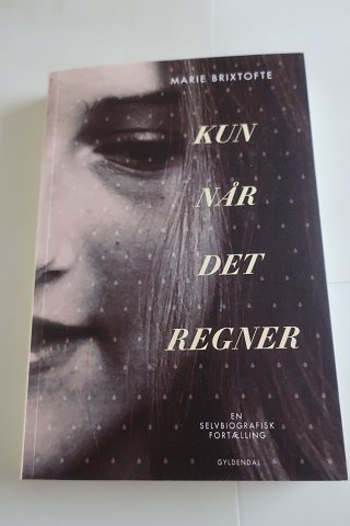 Kun når det regner
Af Marie Brixtofte
Marie Brixtofte er den ældste af Peter Brixtoftes tre døtre. Hendes forældre 
blev skilt, da hun var tre år, og hun er primært opvokset i Farum.
En selvbiografisk fortælling om kærlighed. Både den, man kan få, og de