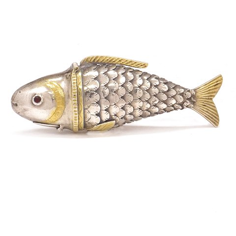 Silver vinaigrette in the shape of a fish by 
Christian Andersen, Leck, circa 1800. L: 9,5cm