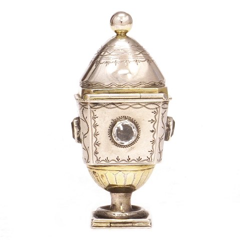 Silver vinaigrette by J. A. Müller, Haderslev, ca. 
år 1825. H: 8,7cm
