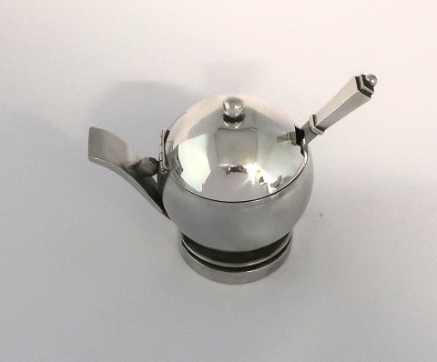 Georg Jensen. Pyramide. Sterling (925). Sennepskrukke med indvendig grøn emalje 
samt ske. Model 632. Højde 6 cm. Produceret 1933 - 1945.