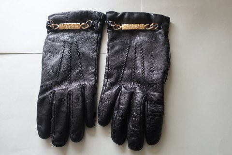 Gloves made of finest italian leather
With a lining of 100% wool
Size: 7
In a good condition
