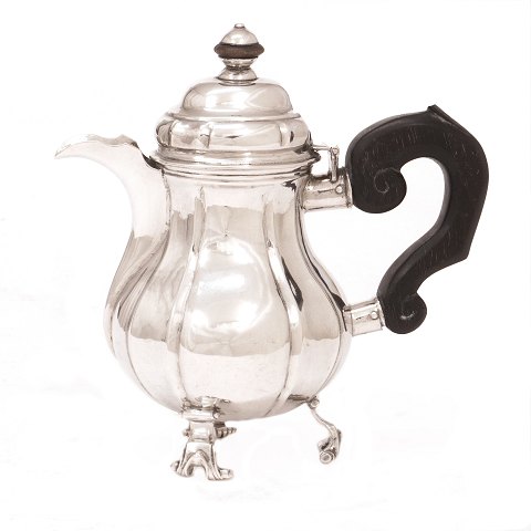 Small Danish Baroque silver coffee pot by Jens 
Kieldsen Sommerfeldt, Aalborg, 1726-67. H: 15cm. 
W: 284gr