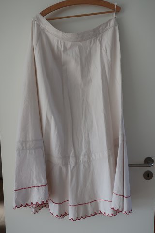 Skirt
An old with good details made by hand
The antique, Danish linen and fustian is our speciality