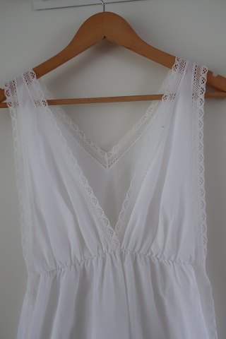 Shift / dress without sleeves
An antique shift with good details made by hand
The antique, Danish linen and fustian is our speciality