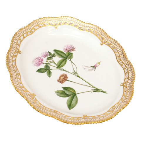 Flora Danica ovalt serveringsfad med gennembrudt 
fane. "Trifolium hybridum". Royal Copenhagen år 
1950. Mål: 27x22cm