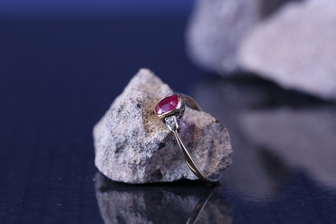 14 carat gold ring with red faceted ruby &#8203;&#8203;and diamonds. Stamped 
585.
Ring size 55.
