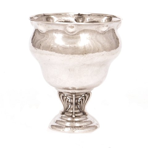 Mogens Ballins Eftf. sølvopsats. Mogens Ballin, 
1871-1914, Eftf. opsats i sølv dateret 1921. H: 
14cm. D: 12cm. V: 267gr