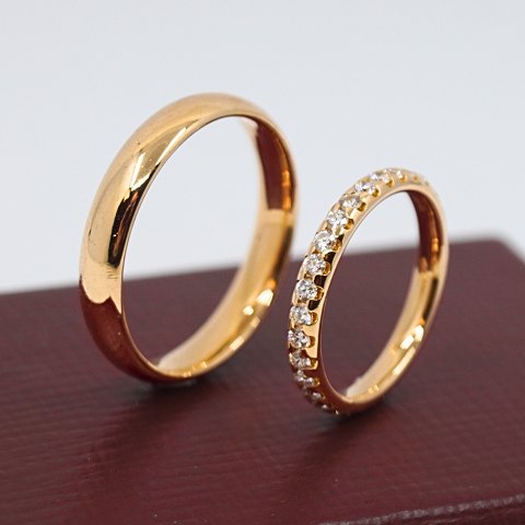 Becher; Set of wedding rings in 18k gold, one set with diamonds Becher; Set of wedding rings in 18k gold, one set with diamonds