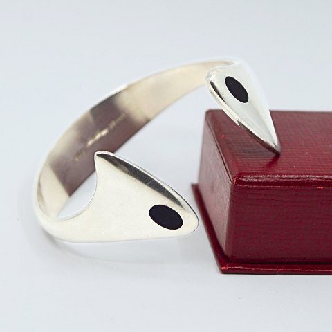 Hans Hansen; Armring i sterling sølv med emalje, nr. 213E Hans Hansen; Armring i sterling sølv med emalje, nr. 213E
