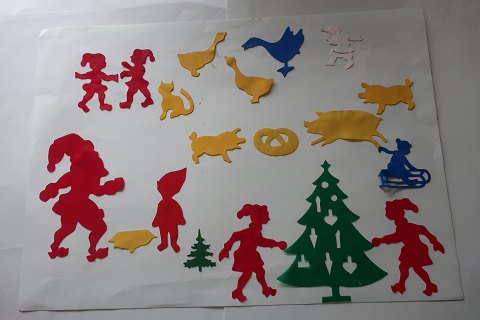 The fun and good motifs made of plastic from the Christmas
The Christmasmotifs does stick directly on the windows
They are very easy to remove
33 motifs all inclusive
From the 1950-years
In a good condition