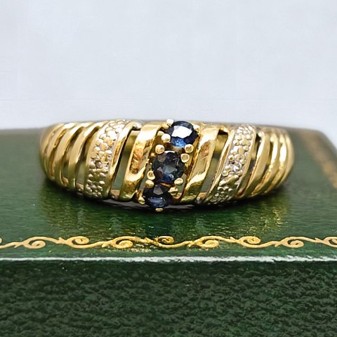 Ring in 14k gold set with sapphires and diamonds