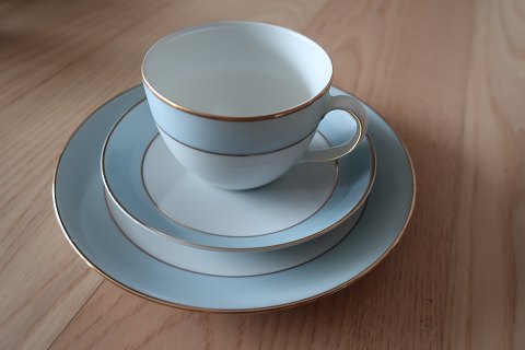 Rare coffee service from Arzberg (Germany), in total 52 items
A good and light service: White with a wide light blue rim and 2 golden stribs
From the Porzellanfabrik Arzberg, in 1887 established
18x saucers
13x cups
16x tea plates
+ more items
