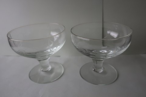 2 beautiful old glasses for brandy/cognac
In very good condition